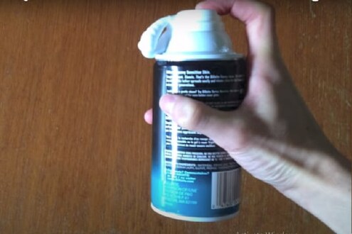 बापरे! चेहऱ्यावर शेव्हिंग क्रीमऐवजी त्याने लावलं हेयर रिमुव्हल क्रीम आणि मग...