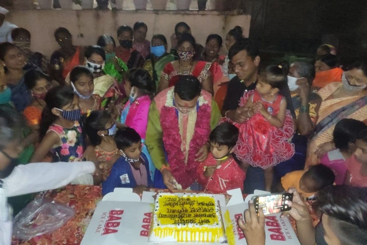 राज्यात कोरोनाने परिस्थिती इतकी बिकट होत असताना औरंगाबादमधील माजी महापौराबाबत धक्कादायक बातमी समोर आली आहे. राज्यात कोरोनाने परिस्थिती इतकी बिकट होत असताना औरंगाबादमधील माजी महापौराबाबत धक्कादायक बातमी समोर आली आहे.