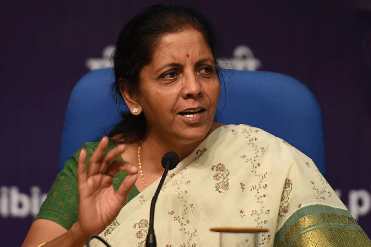 कोरोना लशीवरील टॅक्स कपातीच्या ममता बॅनर्जींच्या मागणीवर अर्थमंत्र्यांचं स्पष्टीकरण, एकामागे एक केले 16 ट्विट