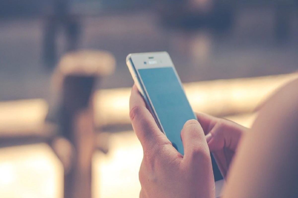 क्लिनिंग App - फोनची मेमरी वाढवण्यासाठी युजर्स अनेकदा क्लिनिंग Apps चा वापर करतात. या Apps ऐवजी गुगल फाईल्स App (Files by Google) चा वापर करा. हे क्लिनिंग App चंही काम करतं. हेदेखील स्टोरेज क्षमता चांगली करण्यासाठी मदत करतात.