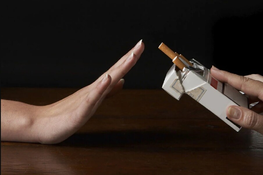 धुम्रपानामुळे फुफ्फुसांना त्रास होतोच याशिवाय त्वचाविकार होतात. धूम्रपानाची सवय पूर्णपणे बंद करणं अत्यंत आवश्यक आहे. यामुळे शरीराबरोबर त्वचेला देखील त्रास होतो.