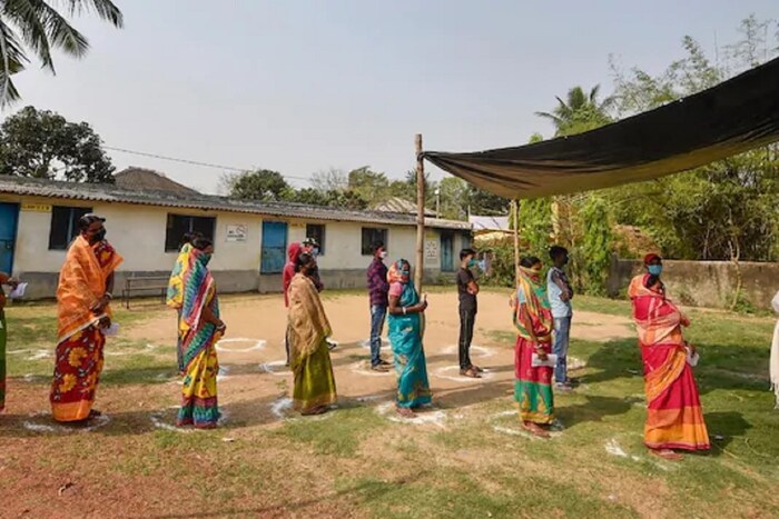 कोरोनाव्हायरस हा हवेतूनही पसरतो त्यामुळे सोशल डिस्टन्सिंगचंही पालन करा.