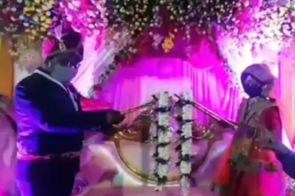 'नेम धरून घातला हार'; कोरोनाच्या संकटात नवरा-नवरीकडूनही नियमांचं काटेकोर पालन; पाहा Viral Video