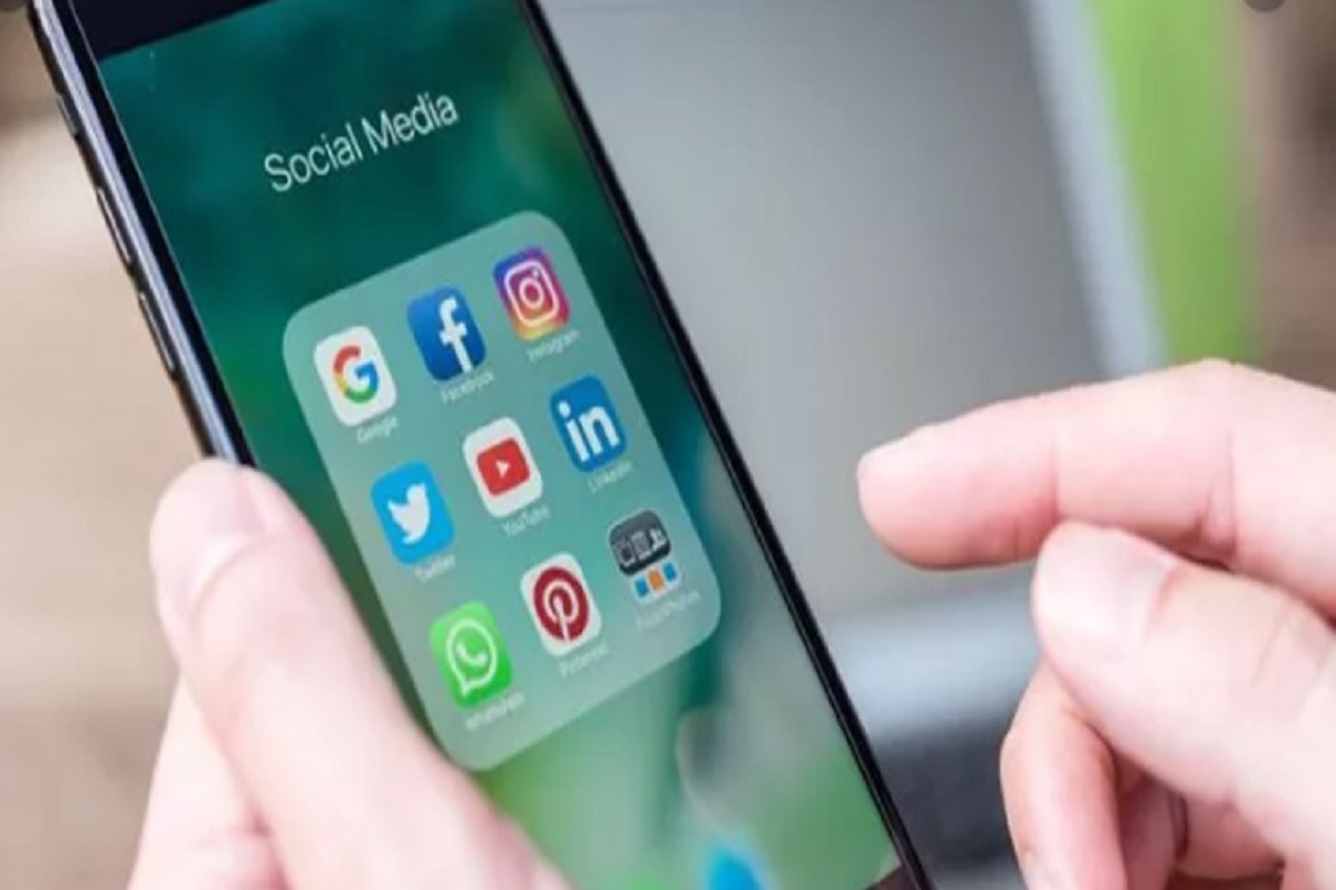 एखाद्याच्या मृत्यूनंतर फेसबुक, इन्स्टाग्राम, ट्विटरचं अकाउंट्सचं काय होतं?