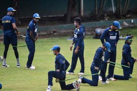 श्रीलंका विरुद्ध बांगलादेश (Sri Lanka vs Bangladesh) यांच्यातील पहिल्या वन-डे पूर्वी श्रीलंकेच्या टीममध्ये कोरोनाने प्रवेश केला आहे. त्यामुळे ही मालिका संकटात सापडली होती. 
