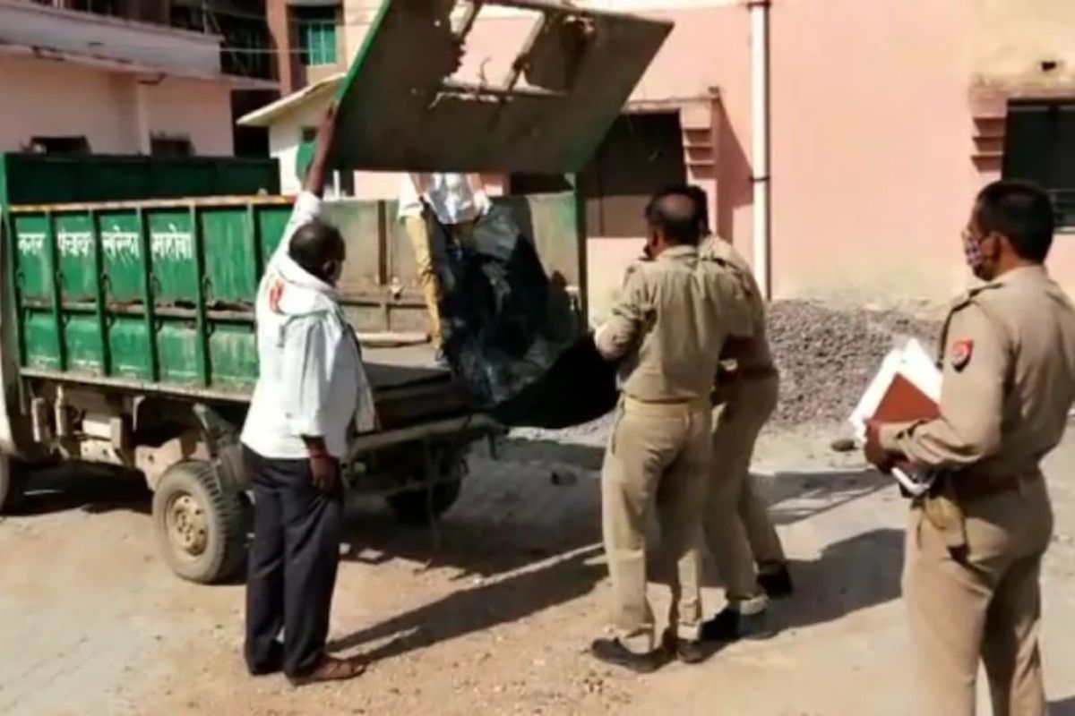 अमानवीय! शेतकऱ्याच्या मृतदेहाला कचऱ्याच्या गाडीत फेकलं आणि...