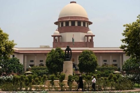 पश्चिम बंगालमधील निवडणुकांनंतर (West Bengal Election 2021) झालेल्या हिंसाचाराबद्दल (Post-Poll Bengal Violence) अनेक महिलांनी सर्वोच्च न्यायालयात (Supreme Court) धाव घेतली आहे. या महिलांनी एसआयटी चौकशीची मागणी केली.
