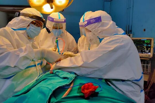 भयंकर! कोरोनाला हरवल्यानंतरही महिलेची जीवनमृत्यूशी झुंज; जीव वाचला पण गमावला 'चेहरा'