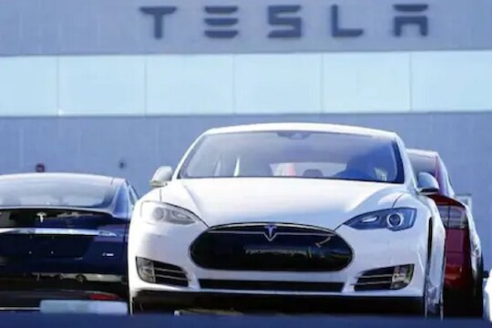 Tesla च्या सेल्फ ड्रायव्हिंग कार लाँचला ब्रेक; चाहत्यांना करावी लागणार आणखी प्रतीक्षा