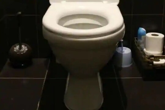 Toilet pipe मधूनही कोरोनाव्हायरस तुमच्या घरात घुसू शकतो का?