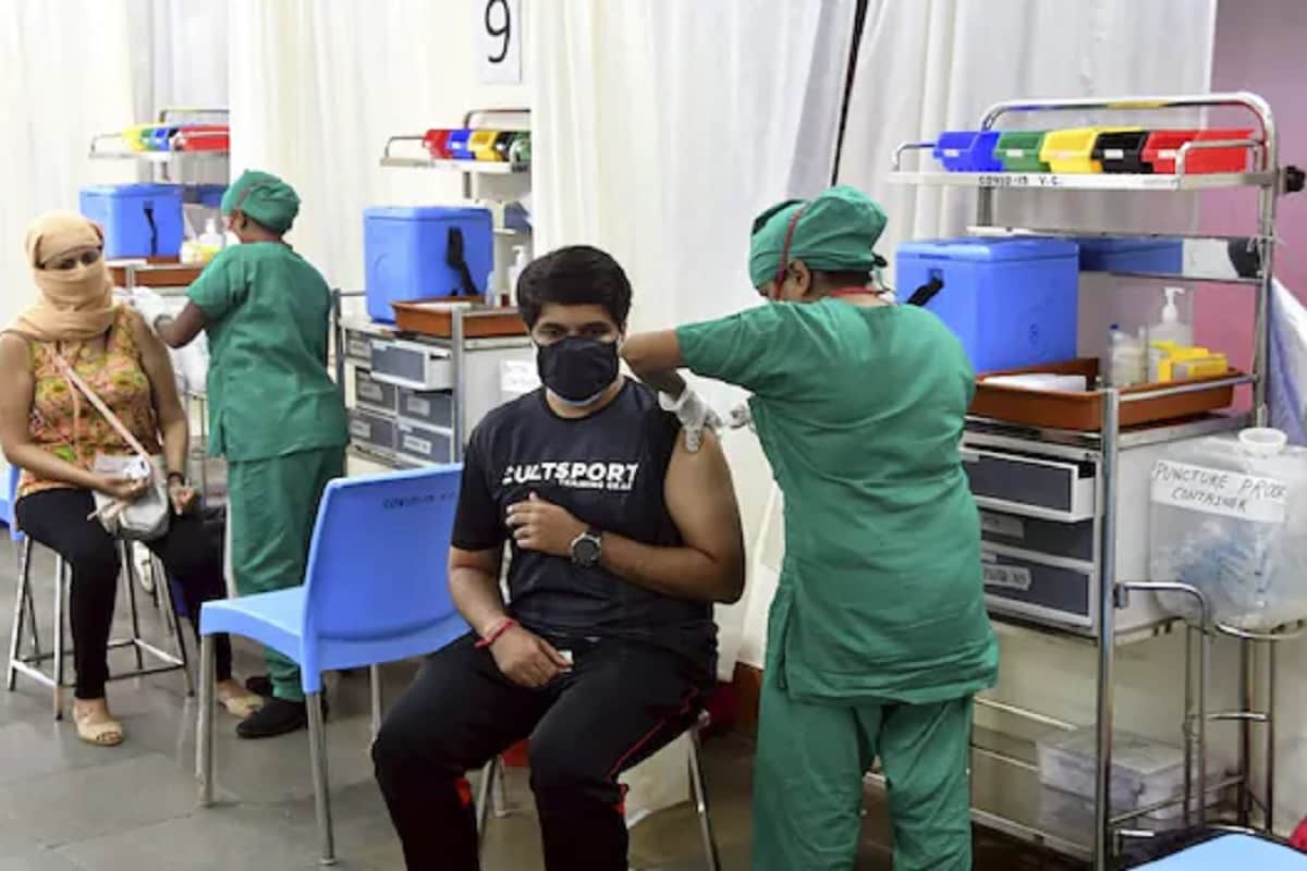 ऑक्सफर्ड युनिवर्सीटीच्या अभ्यासानुसार एखाद्या व्यक्तीने दोन वेगवेगळ्या कंपन्यांच्या लसी घेतल्यास त्याचा परिणाम दितो, डोके दुखी, सर्दी, थकवा अशी काही लक्षणं दिसायला लगातात. स्टडीनुसार एखाद्याला पहिला डोस फाइजर व्हॅक्सिन (Pfizer Vaccine) आणि नंतर दूसरा डोस एस्ट्रॉजेनेका (AstraZeneca) व्हॅक्सिनचा दिला तर, त्यांना त्रास होतो. ऑक्सफर्ड युनिवर्सीटीच्या अभ्यासानुसार एखाद्या व्यक्तीने दोन वेगवेगळ्या कंपन्यांच्या लसी घेतल्यास त्याचा परिणाम दितो, डोके दुखी, सर्दी, थकवा अशी काही लक्षणं दिसायला लगातात. स्टडीनुसार एखाद्याला पहिला डोस फाइजर व्हॅक्सिन (Pfizer Vaccine) आणि नंतर दूसरा डोस एस्ट्रॉजेनेका (AstraZeneca) व्हॅक्सिनचा दिला तर, त्यांना त्रास होतो.