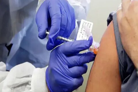  शंभर टक्के कोरोना प्रतिबंधक लसीकरणाचं (100 percent vaccination) उद्दिष्ट साध्य करण्यासाठी आता नागरिकांना (citizens) शोधून शोधून लसीकरण (vaccination) केलं जाणार आहे. 
