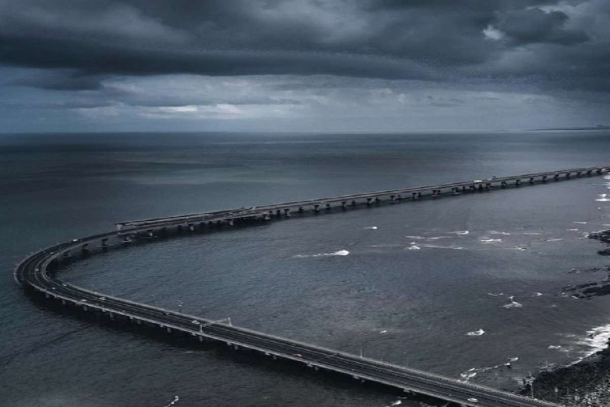 Tauktae वादळादरम्यान व्हायरल होणारा हा PHOTO आजचाच आहे का?