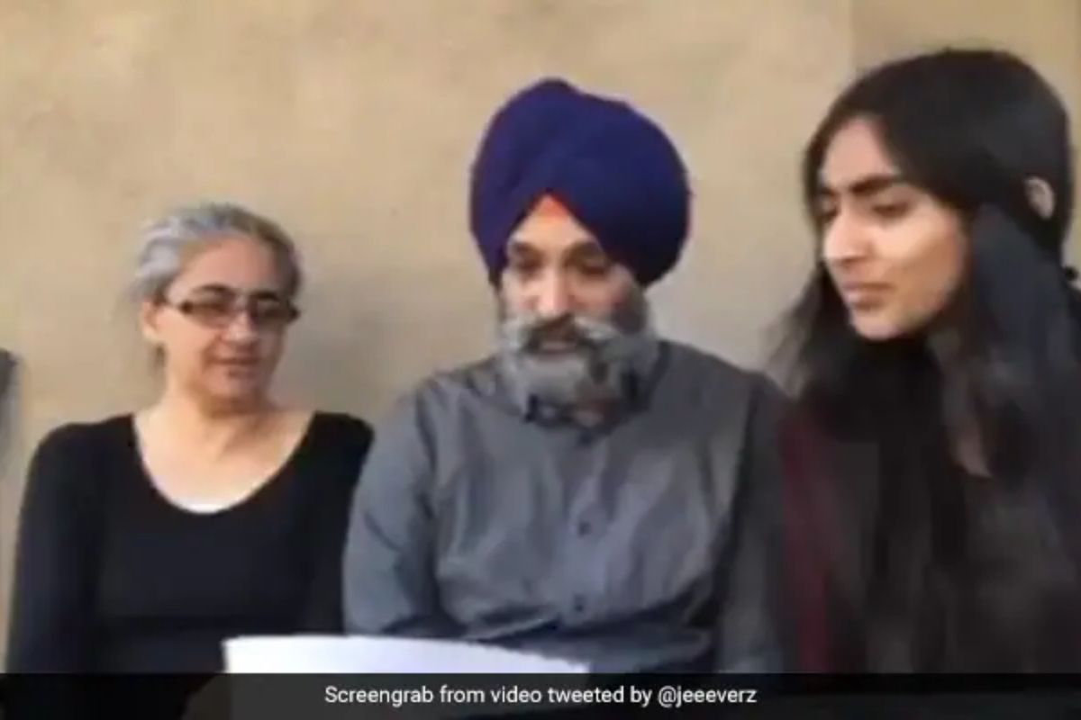 लेकीने आई-वडिलांना दाखवलं असं लेटर; दोघेही झाले हैराण, 80 लाखांहून अधिक वेळा पाहिला हा VIDEO