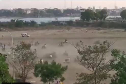 VIDEO : क्रिकेट मॅचसाठी सगळे सज्ज, पोलिसांची गाडी आली अन् ही पळापळ..शेकडो टू व्हीलर्स मैदानातून पसार