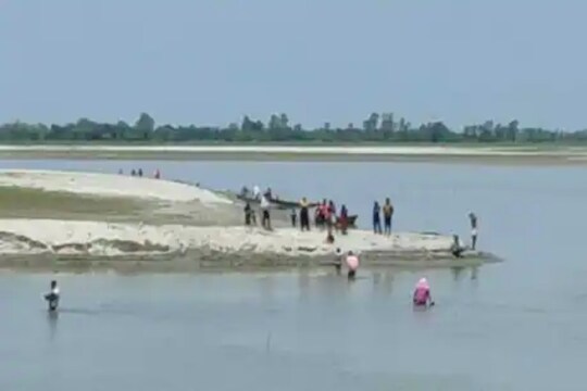 बाप रे बाप! ‘आजार चालेल पण इंजेक्शन नको’; कोरोना लसीच्या भीतीनं गावकऱ्यांनी मारल्या नदीत उड्या