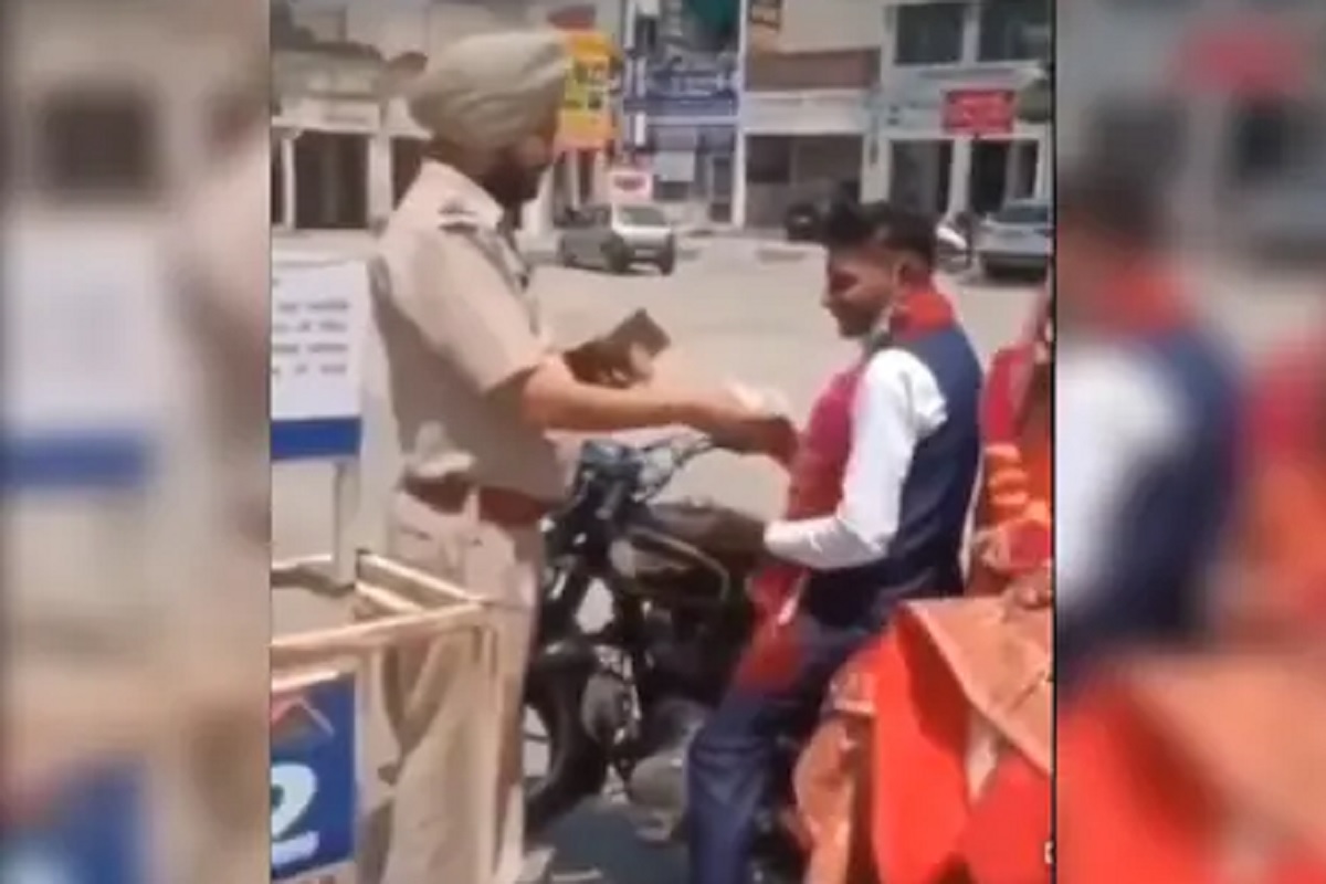 बाईकवरुन जाणाऱ्या नवविवाहित जोडप्याचं पोलिसांनी केलं स्वागत;IPS अधिकाऱ्यांकडून VIDEO शेअर