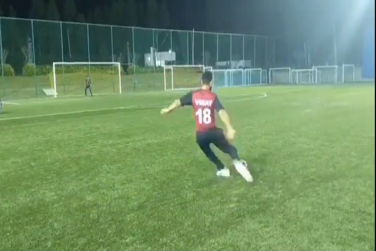 VIDEO: विराट कोहलीची फुटबॉल किक Social Media वर हिट, फुटबॉलपटूने मागितली शिकवण्याची फिस