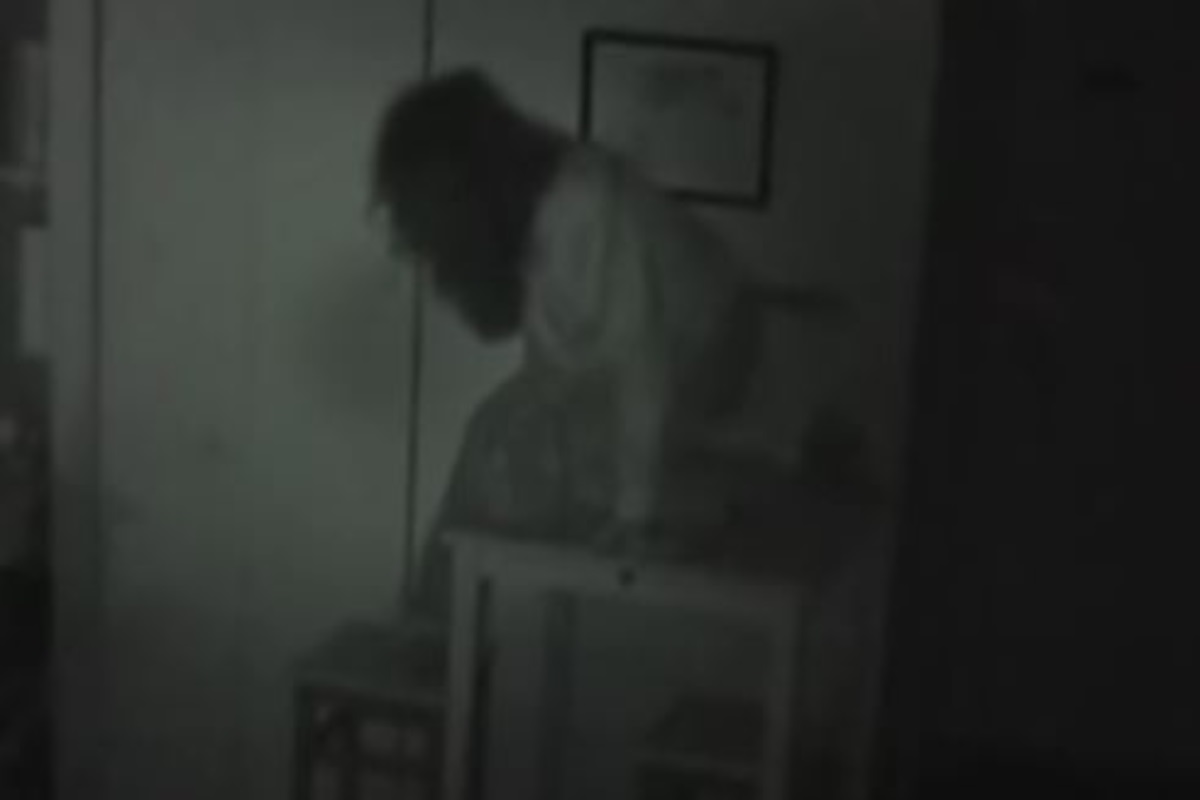 युवकाच्या घरात राहाणारी ही महिला नेमकी कोण होती? कॅमेऱ्यात कैद झालेला VIDEO पाहून उडेल थरकाप