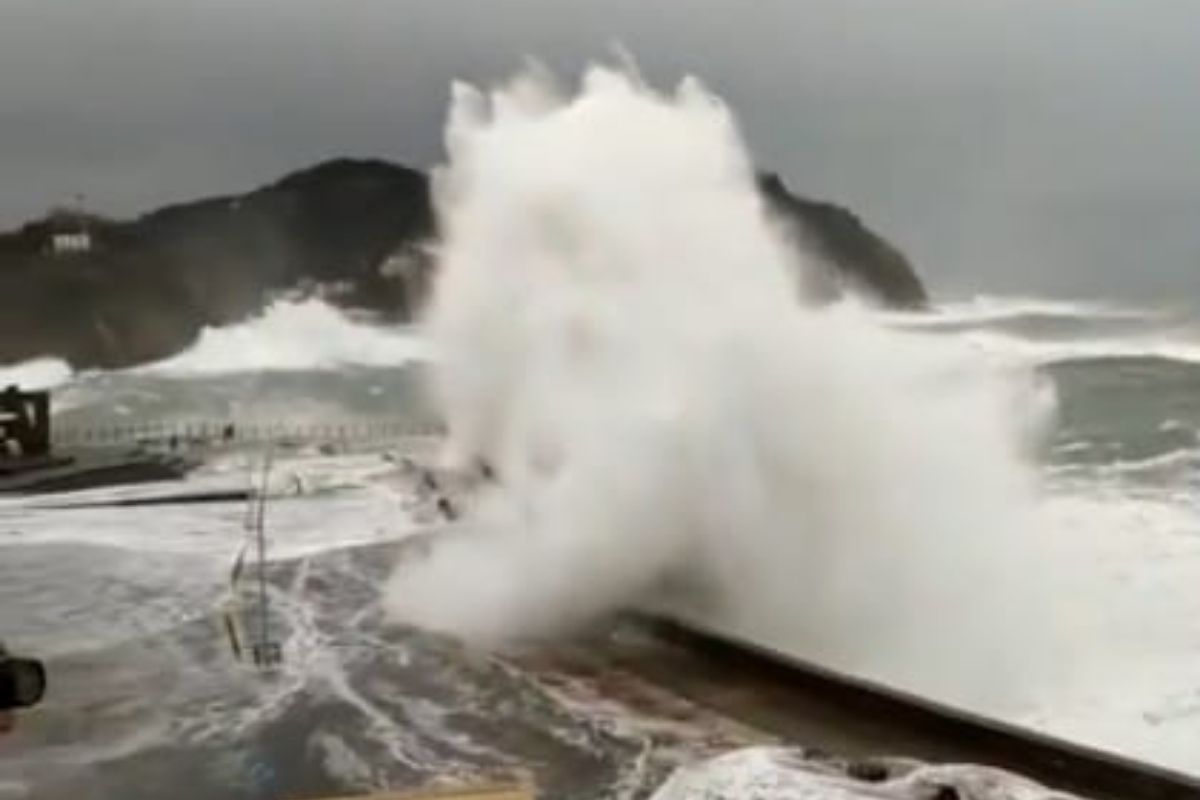 हे वादळ धडकल्यानंतर राज्यावरही याचे परिणाम जाणवणार आहे. महाराष्ट्रात पुढच्या 3ते 4 दिवसांमध्ये काही ठिकाणी मुसळधार पावसाचा इशारा देण्यात आला आहे.