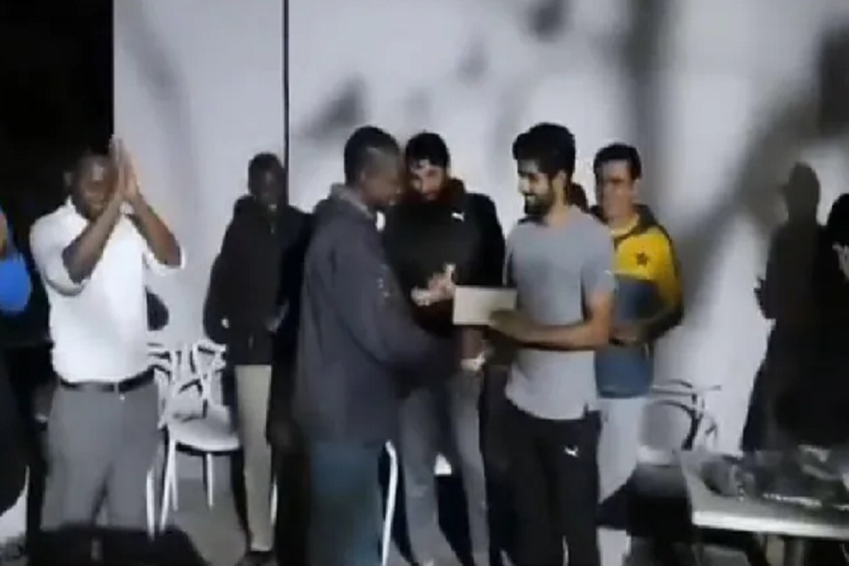 कसोटीत झिम्बाब्वेला हरवल्यानंतर पाकिस्तान संघानं केलं असं काम, रसिकांची मनं जिंकली