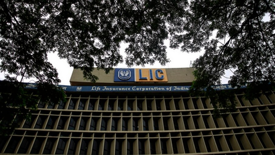 किती मिळेल कर्ज?- LIC पॉलिसीच्या सरेंडर मुल्याच्या 90% कर्ज देतं. काही पेड-अप योजनांच्या प्रकरणात ही मर्यादा पॉलिसी सरेंडर मुल्याच्या 85 टक्क्यांपर्यंत आहे. दोन्ही प्रकारता सरेंडर मुल्य सिक्योरिटी स्वरुपात वापरले जाते.