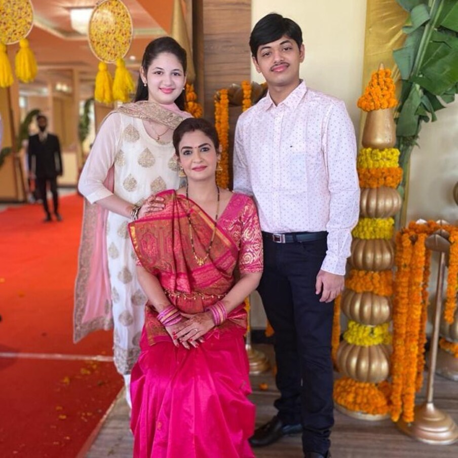 हर्षाली मुंबईत आपल्या कुटुंबासोबत राहते. तिला मोठा भाऊ देखिल आहे.