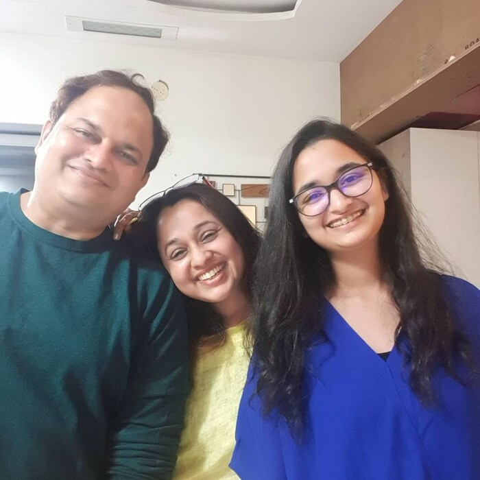 त्यांना आर्या नावची एक मुलगी देखिल आहे. त्या आपल्या कुटुंबासोबत नेहमी वेळ घालवताना दिसतात.