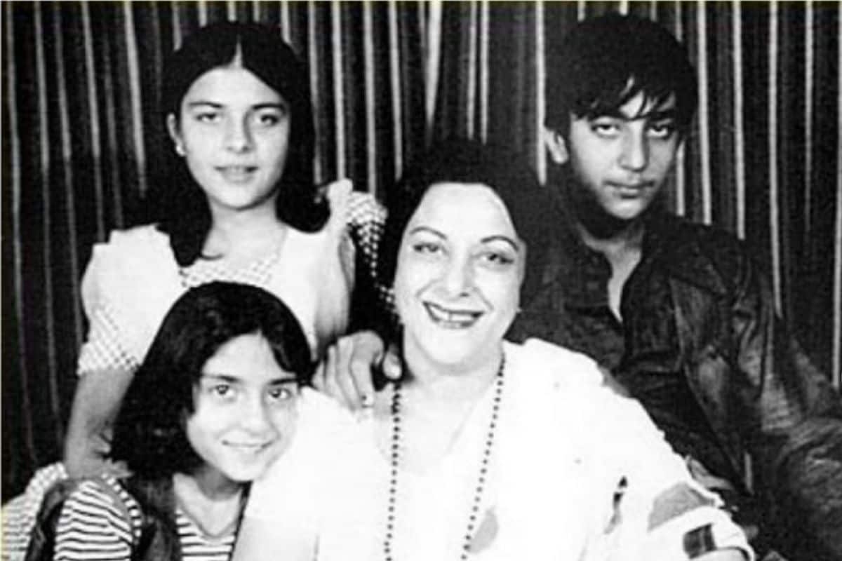 एकेकाळी बॉलिवूडची प्रसिद्ध अभिनेत्री राहिलेल्या अभिनेत्या नर्गिस (Nargis Dutt) यांना आजही लोक त्यांच्या अभिनयासाठी, सौंदर्यासाठी ओळखतात. अभिनेता संजय दत्तने (Sanjay Dutt) नर्गिस यांच्या वाढदिवशी आपल्या आईसमवेत काही बालपणीचे फोटो शेअर केले आहेत. या फोटोत संजय आणि नर्गिस आणि त्याच्या दोन बहिणी दिसत आहेत. एकेकाळी बॉलिवूडची प्रसिद्ध अभिनेत्री राहिलेल्या अभिनेत्या नर्गिस (Nargis Dutt) यांना आजही लोक त्यांच्या अभिनयासाठी, सौंदर्यासाठी ओळखतात. अभिनेता संजय दत्तने (Sanjay Dutt) नर्गिस यांच्या वाढदिवशी आपल्या आईसमवेत काही बालपणीचे फोटो शेअर केले आहेत. या फोटोत संजय आणि नर्गिस आणि त्याच्या दोन बहिणी दिसत आहेत.