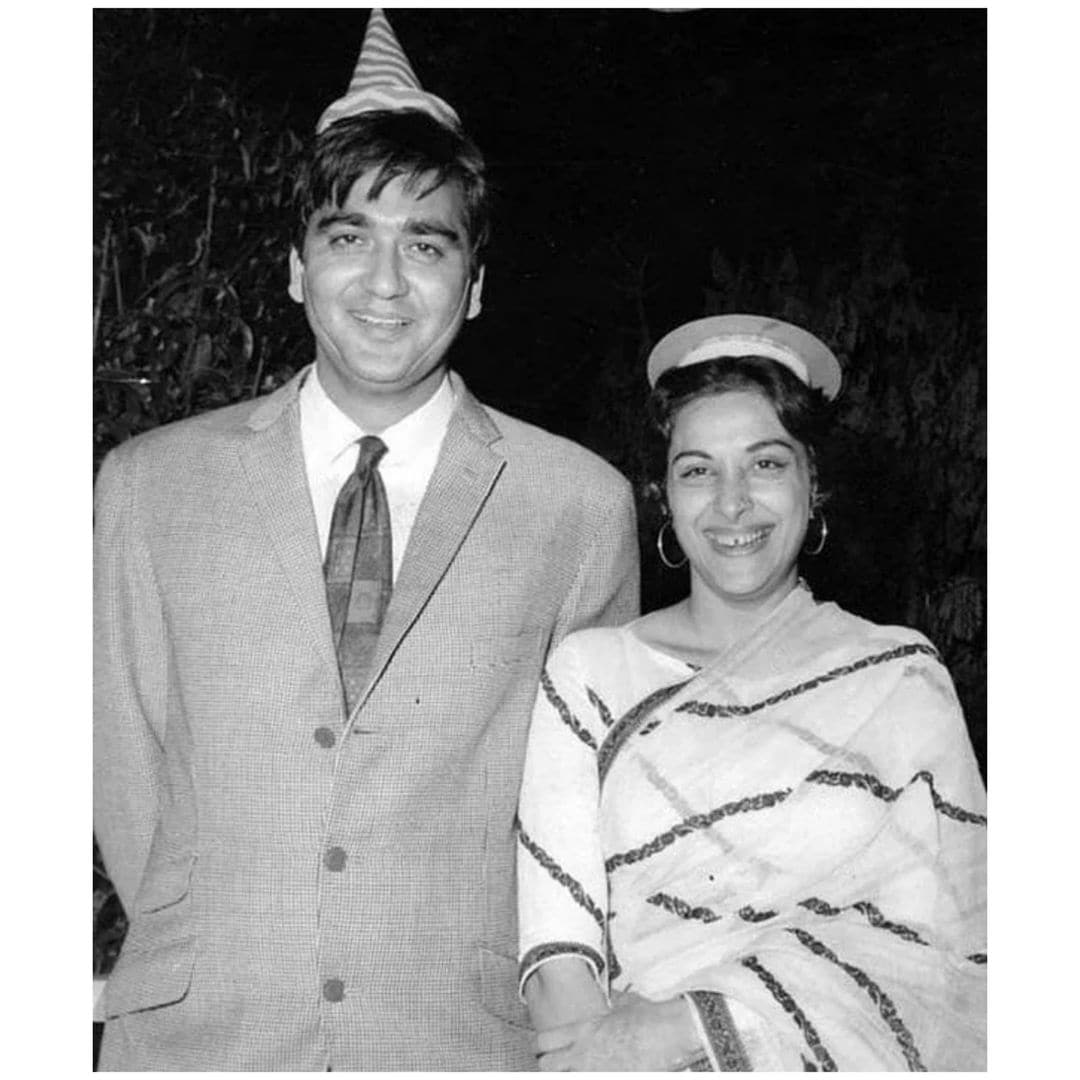 नर्गिस दत्त यांचा जन्म 1 जून रोजी कोलकत्यात झाला होता. पती सुनिल दत्त यांच्यासह त्या दिसत आहेत. नर्गिस दत्त यांचा जन्म 1 जून रोजी कोलकत्यात झाला होता. पती सुनिल दत्त यांच्यासह त्या दिसत आहेत.