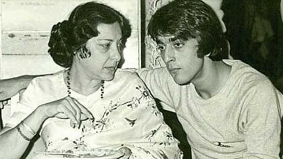 नर्गिस आपल्या मुलांवर अतोनात प्रेम करत होत्या पण 1980 त्या कॅन्सरग्रस्त झाल्या. त्यांना आपल्या मुलाचा पहिला चित्रपट पाहायचा होता. पण त्या पाहू शकल्या नाहीत. नर्गिस आपल्या मुलांवर अतोनात प्रेम करत होत्या पण 1980 त्या कॅन्सरग्रस्त झाल्या. त्यांना आपल्या मुलाचा पहिला चित्रपट पाहायचा होता. पण त्या पाहू शकल्या नाहीत.