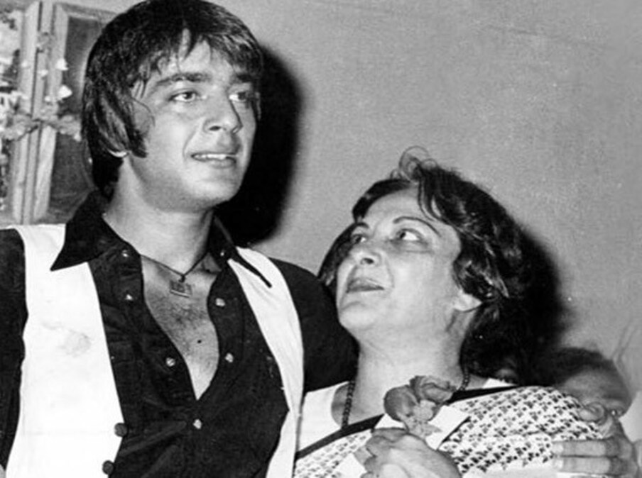 संजय दत्तच्या ‘रॉकी’ या पहिल्या चित्रपटाच्या प्रीमियरच्या केवळ 3 दिवस आधी 3 मे 1981 ला नर्गिस यांच निधन झालं. त्यामुळे संजय दत्तला मोठ्या दुःखाचा सामना करावा लागला होता.