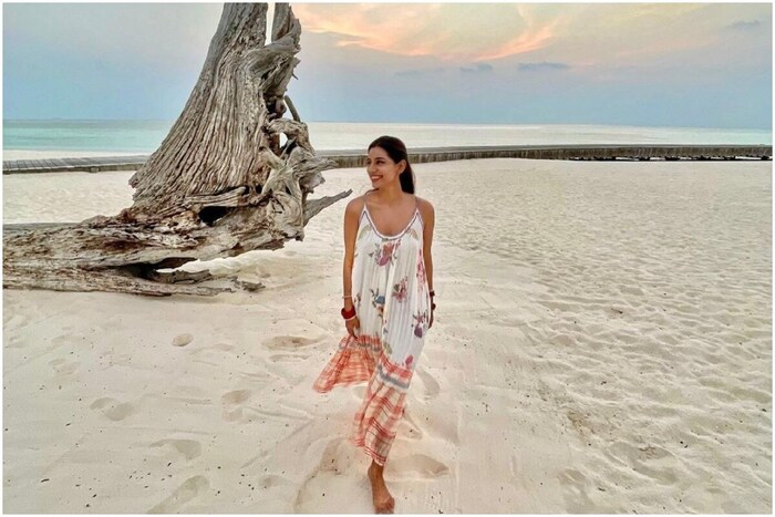 या फोटोत संजना बीचवर उभी आहे तिने हातात त्याच बांगड्या घातल्या आहेत ज्या तिने रिसेप्शनमध्ये घातल्या होत्या.