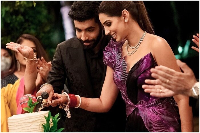 मार्चमध्ये गोव्यात एका खासगी सोहळ्यात संजना आणि बुमराहचे लग्न झाले