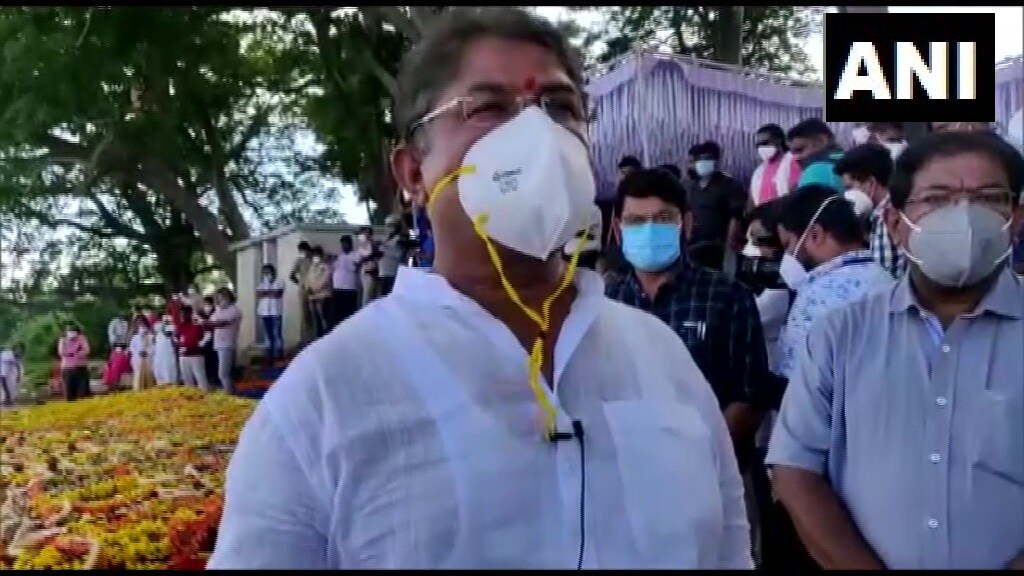 बंगळुरु, 2 जून : कर्नाटकचे महसूल मंत्री आर. अशोक बेलाकवडी यांनी कावेरी नदीत कोरोना महामारीत मृत्यू पावलेल्या बेवारस मृतदेहांच्या अस्थींचे विसर्जन केले. (फोटो -ANI) बंगळुरु, 2 जून : कर्नाटकचे महसूल मंत्री आर. अशोक बेलाकवडी यांनी कावेरी नदीत कोरोना महामारीत मृत्यू पावलेल्या बेवारस मृतदेहांच्या अस्थींचे विसर्जन केले. (फोटो -ANI)