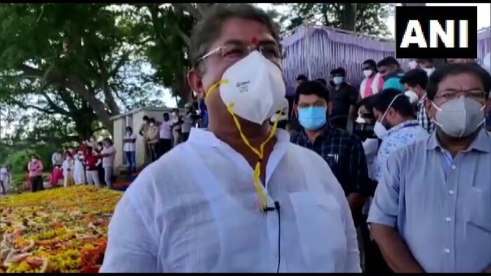 बंगळुरु, 2 जून : कर्नाटकचे महसूल मंत्री आर. अशोक बेलाकवडी यांनी कावेरी नदीत कोरोना महामारीत मृत्यू पावलेल्या बेवारस मृतदेहांच्या अस्थींचे विसर्जन केले. (फोटो -ANI)