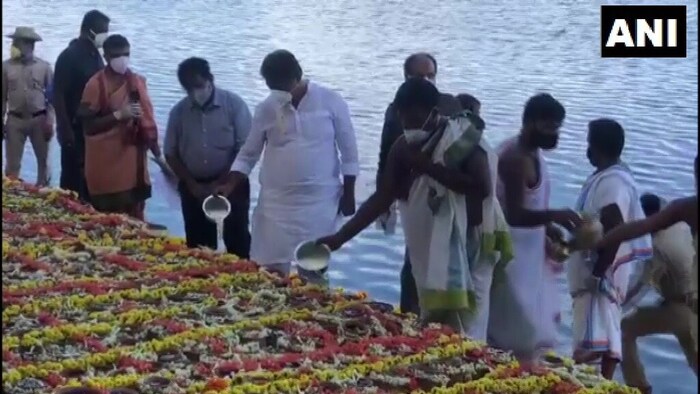 कावेरी नदीमध्ये 560 जणांच्या अस्थीचे विसर्जन करणार असल्याची माहिती त्यांनी दिली. (फोटो -ANI)