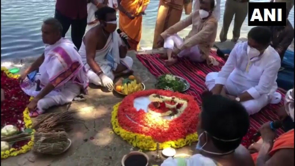 अशोक यांनी यावेळी सांगितले की, ‘कोरोनामध्ये मृत्यू पावलेल्या सर्व व्यक्तींना सन्मानाने निरोप देण्याचे आमच्या सरकारचे धोरण आहे.’ (फोटो -ANI) अशोक यांनी यावेळी सांगितले की, ‘कोरोनामध्ये मृत्यू पावलेल्या सर्व व्यक्तींना सन्मानाने निरोप देण्याचे आमच्या सरकारचे धोरण आहे.’ (फोटो -ANI)