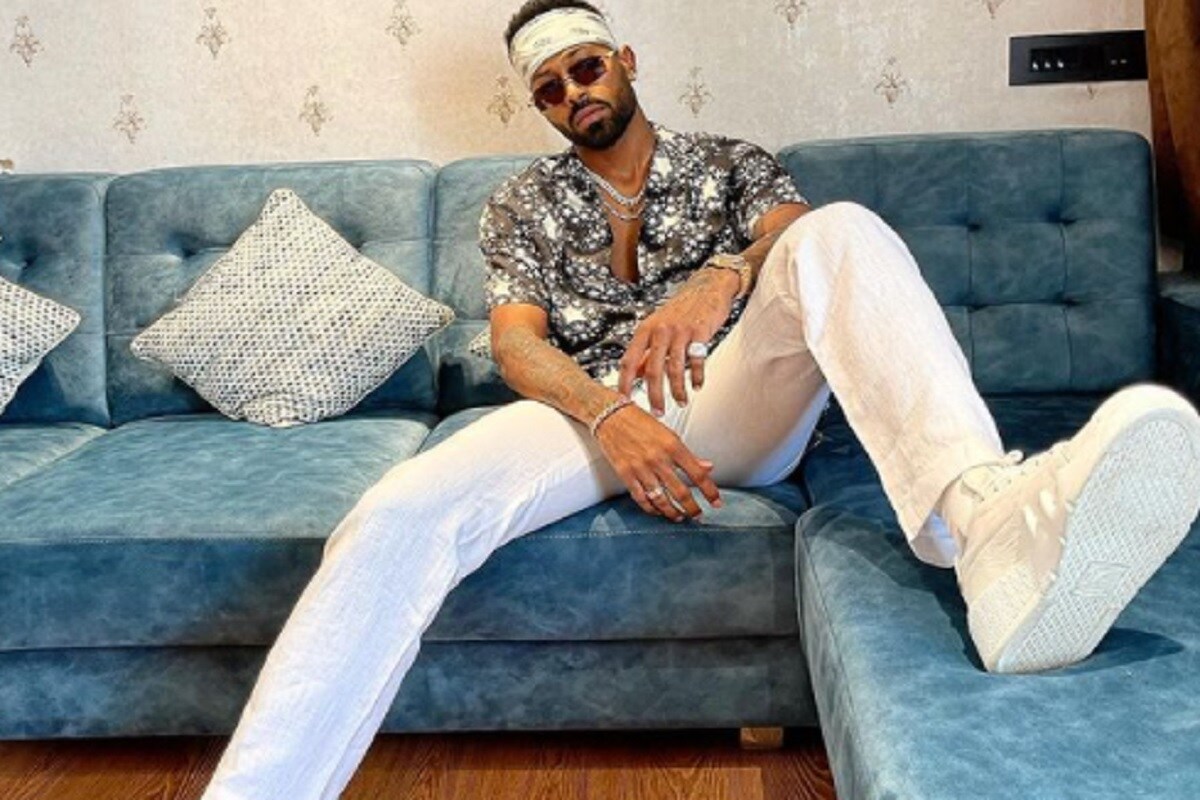 मुंबई, 6 जून : टीम इंडियाचा स्टार ऑल राऊंडर हार्दिक पांड्या (Hardik Pandya) त्याच्या खेळासोबतच स्टाईलसाठी देखील प्रसिद्ध आहे. त्याची स्टाईल ही नेहमी सर्वांपेक्षा हटके असते. (Hardik Himanshu Pandya Instagram) मुंबई, 6 जून : टीम इंडियाचा स्टार ऑल राऊंडर हार्दिक पांड्या (Hardik Pandya) त्याच्या खेळासोबतच स्टाईलसाठी देखील प्रसिद्ध आहे. त्याची स्टाईल ही नेहमी सर्वांपेक्षा हटके असते. (Hardik Himanshu Pandya Instagram)