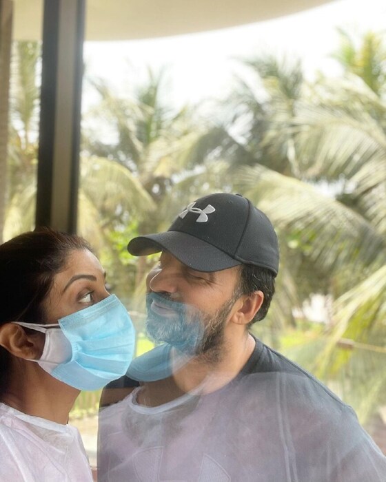 पती राज कुंद्रासोबत नेहमीच शिल्पा दिसते. तसेच ती फोटोही पोस्ट करत असते.