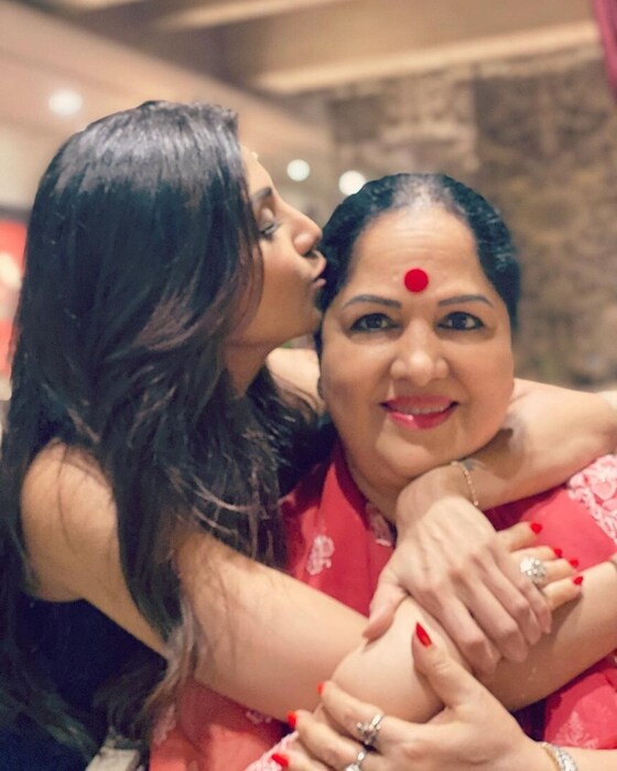 शिल्पा तिच्या आईसोबत नेहमी फोटो पोस्ट करत असते.