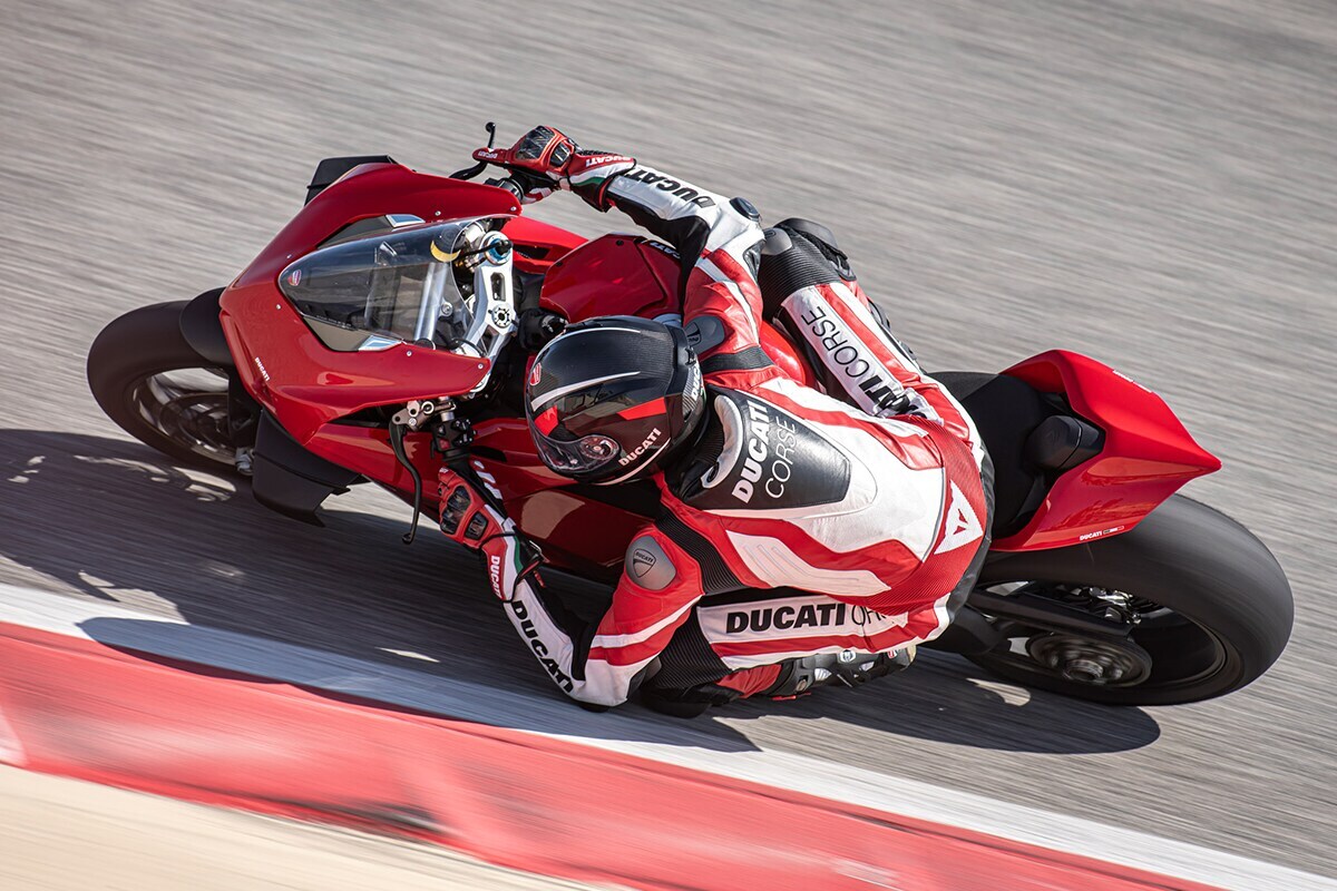 Ducati Panigale V4S बाइकमध्ये डेस्मोसेडिसी मोटोजीपी रेसिंग इंजिनमधून अडॉप्ट केलेलं नवीन डेमोसेडिसि स्ट्रॅडेल व्ही 4 इंजिन वापरलं आहे. Ducati Panigale V4S बाइकमध्ये डेस्मोसेडिसी मोटोजीपी रेसिंग इंजिनमधून अडॉप्ट केलेलं नवीन डेमोसेडिसि स्ट्रॅडेल व्ही 4 इंजिन वापरलं आहे.