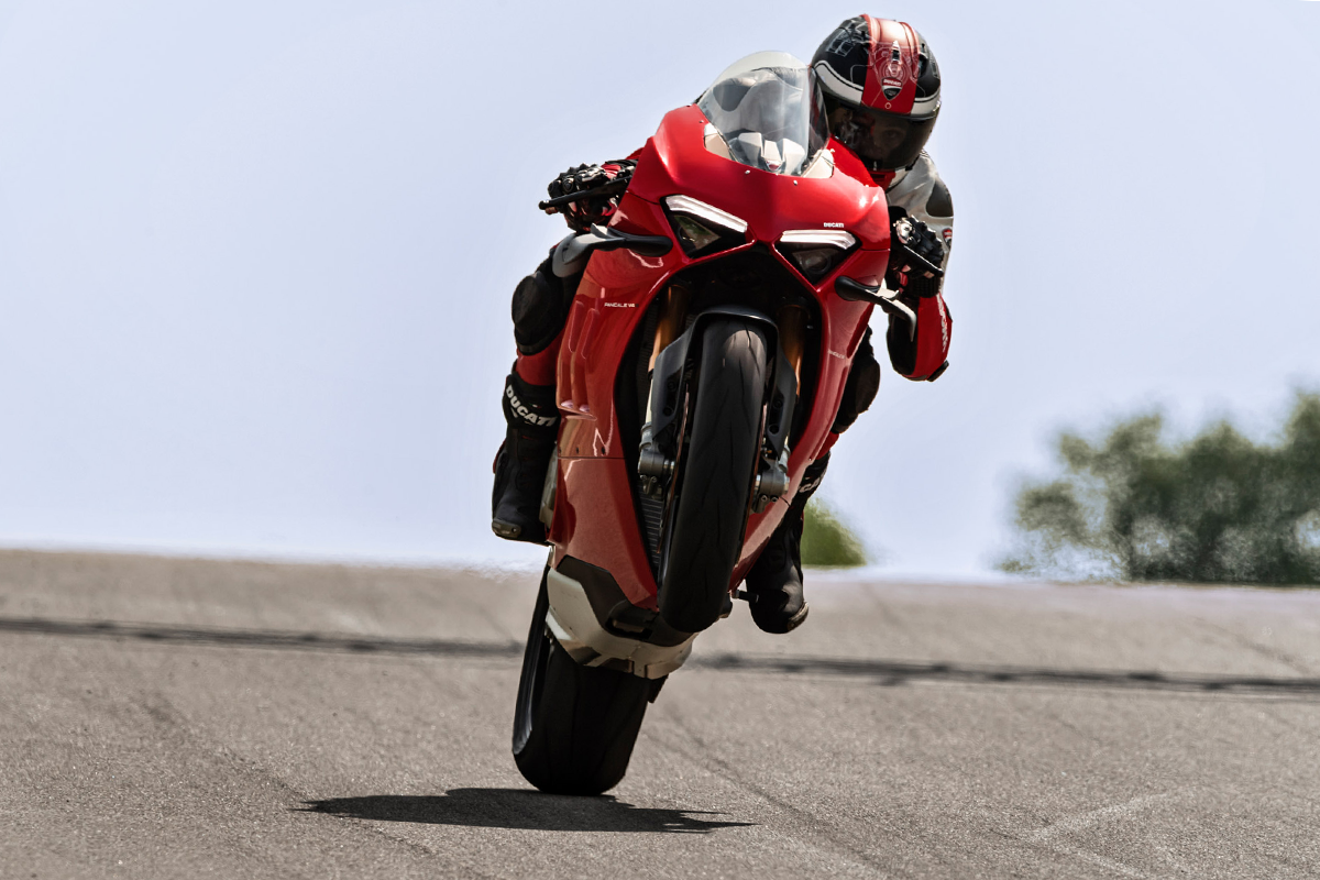 Ducati Panigale V4S च्या इलेक्ट्रॉनिक्समध्ये ट्रॅक्शन आणि ड्राफ्ट कंट्रोलसह 1299 सुपरगिजेरापासून तयार केलेली व्हीली कंट्रोल सिस्टम समाविष्ट आहे Ducati Panigale V4S च्या इलेक्ट्रॉनिक्समध्ये ट्रॅक्शन आणि ड्राफ्ट कंट्रोलसह 1299 सुपरगिजेरापासून तयार केलेली व्हीली कंट्रोल सिस्टम समाविष्ट आहे