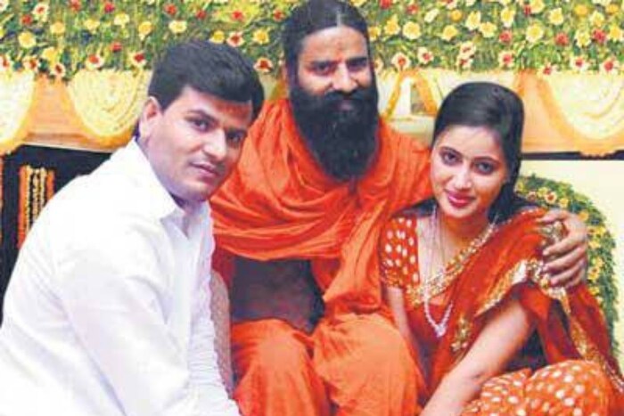 रामदेव बाबांच्या एका शिबिरात नवनीत राणा आपल्या पतींना भेटल्या होत्या. त्यांचे पती रवी राणा एक आमदार आहेत. 