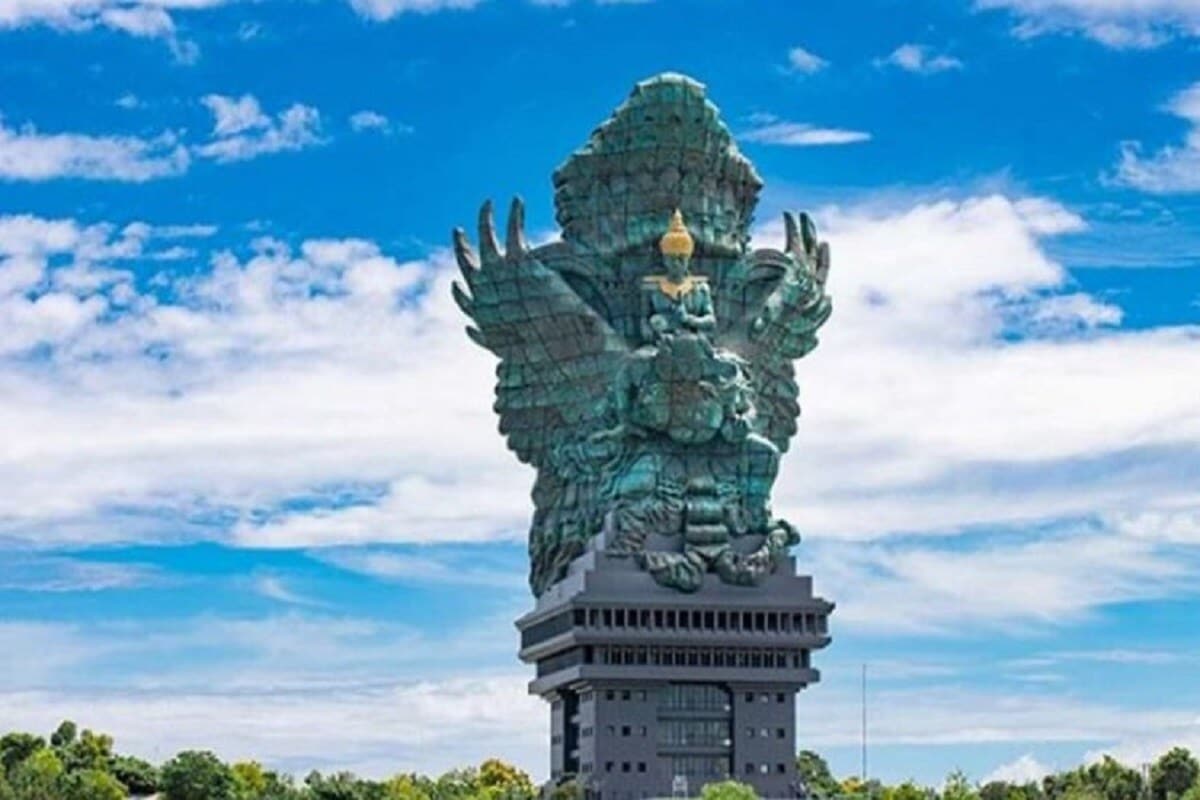 न्यूमन नुआर्ता यांनी 1994 मध्ये प्रत्यक्ष मूर्ती घडवायचं काम सुरू केलं. इंडोनेशियन सरकरानेसुद्धा या प्रकल्पाला मदत केली. ही 122 फुटांची विष्णूमूर्ती घडवायला 28 वर्षांचा काळ लागला. 2018 मध्ये याचं काम पूर्ण झालं. न्यूमन नुआर्ता यांनी 1994 मध्ये प्रत्यक्ष मूर्ती घडवायचं काम सुरू केलं. इंडोनेशियन सरकरानेसुद्धा या प्रकल्पाला मदत केली. ही 122 फुटांची विष्णूमूर्ती घडवायला 28 वर्षांचा काळ लागला. 2018 मध्ये याचं काम पूर्ण झालं.