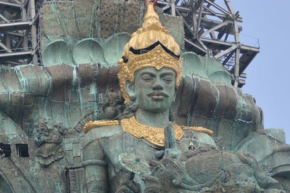 गरुडावर विराजमान अशी ही मूर्ती जगातली सर्वात उंच विष्णूमूर्ती असल्याचं सांगितलं जातं. मलेशियात भगवान मुरुगन देवतेची मूर्तीसुद्धा उंच आहे, पण त्याहून ही इंडोनेशियन विष्णूमूर्ती अधिक उंचीची झाली आहे. गरुडावर विराजमान अशी ही मूर्ती जगातली सर्वात उंच विष्णूमूर्ती असल्याचं सांगितलं जातं. मलेशियात भगवान मुरुगन देवतेची मूर्तीसुद्धा उंच आहे, पण त्याहून ही इंडोनेशियन विष्णूमूर्ती अधिक उंचीची झाली आहे.