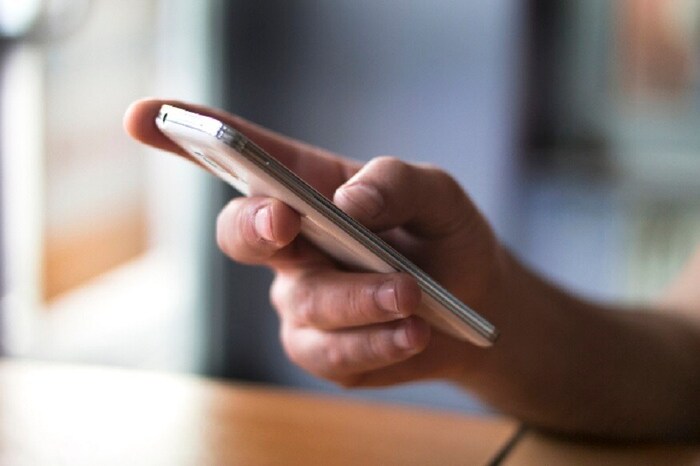 1. SMS च्या माध्यमातून जाणून घ्या पीएफ बॅलन्स- SMS च्या माध्यमातून तुमच्या पीएफ खात्यातील रक्कम तपासण्यासाठी तुम्हाला तुमच्या रजिस्टर्ड मोबाइल नंबरवरून 7738299899 या नंबरवर मेसेज करावा लागेल. EPFOHO UAN ENG असे लिहून तुम्हाला हा मेसेज करावा लागेल. ENG म्हणजे इंग्रजी भाषेमध्ये तुम्हाला माहिती मिळेल. परंतू तुम्हाला अन्य कोणत्या भाषेत माहिती हवी असेल तर ENG ऐवजी तुम्हाला हव्या असलेल्या भाषेची पहिली तीन अक्षरं तुम्हाला टाकावी लागतील. हिंदी, पंजाबी, गुजराती, मराठी, कन्नड, तेलुगु, तमिळ, मलयाळम आणि बंगाली भाषेमध्ये ही सुविधा उपलब्ध आहे. या क्रमांकावर मेसेज करण्यासाठी ईपीएफओ मध्ये तुमचा नंबर रजिस्टर्ड असणे अनिवार्य आहे.