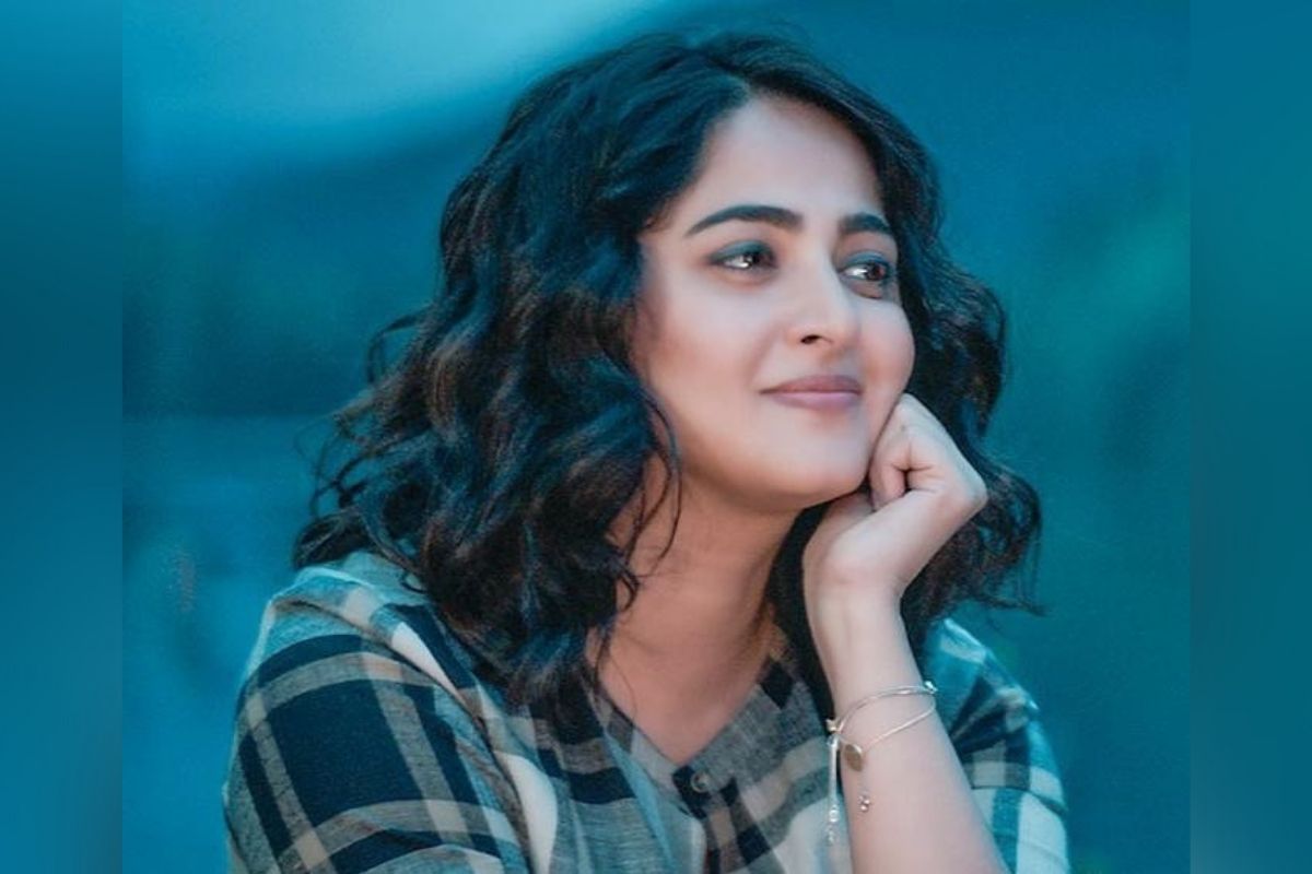 अनुष्का शेट्टी: बाहुबली फेम अनुष्का शेट्टीचं खरे नाव स्वीटी शेट्टी आहे. अनुष्का हे तिचं टोपण नाव आहे. अनुष्का शेट्टी: बाहुबली फेम अनुष्का शेट्टीचं खरे नाव स्वीटी शेट्टी आहे. अनुष्का हे तिचं टोपण नाव आहे.