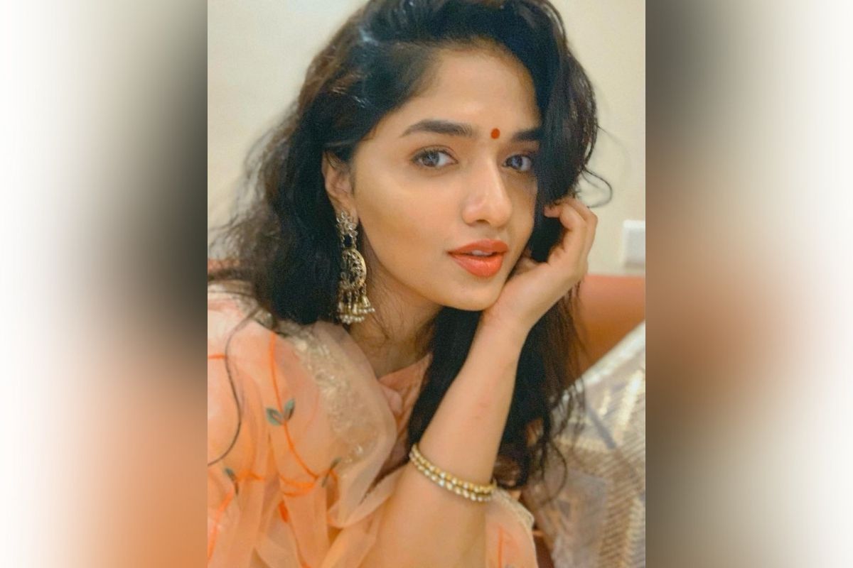 सुनैना: सुनैनाने तिचे नाव बदलून अनुषा असे ठेवले होते . परंतु जेव्हा तिच्या नवीन नावाने कोणताही विशेष चमत्कार केला नाही, तेव्हा तिने पुन्हा आपलं नाव बदलून सुनैना ठेवलं. सुनैना: सुनैनाने तिचे नाव बदलून अनुषा असे ठेवले होते . परंतु जेव्हा तिच्या नवीन नावाने कोणताही विशेष चमत्कार केला नाही, तेव्हा तिने पुन्हा आपलं नाव बदलून सुनैना ठेवलं.