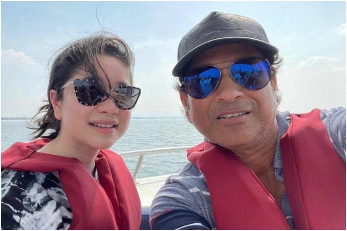 जडेजा चौथी मॅच खेळण्यासाठी कॅनडामध्ये गेला. पण, सचिनचा पत्ता लागत नव्हता. सचिन कॉमनवेल्थ स्पर्धा संपल्यानंतर कुटुंबासोबत सुट्टी साजरी करण्यासाठी खंडाळ्याला गेला होता. ही गोष्ट बीसीसीआयला माहिती नव्हती. (फोटो सौजन्य -sachintendulkar) जडेजा चौथी मॅच खेळण्यासाठी कॅनडामध्ये गेला. पण, सचिनचा पत्ता लागत नव्हता. सचिन कॉमनवेल्थ स्पर्धा संपल्यानंतर कुटुंबासोबत सुट्टी साजरी करण्यासाठी खंडाळ्याला गेला होता. ही गोष्ट बीसीसीआयला माहिती नव्हती. (फोटो सौजन्य -sachintendulkar)